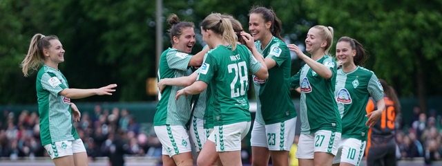 Werders Fußballerinnen bejubeln gemeinsam einen Treffer gegen Duisburg. 