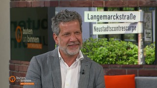 Daniel Tilgner, Leiter des Landesfilmarchivs Bremens, zu Gast im Studio von buten un binnen.